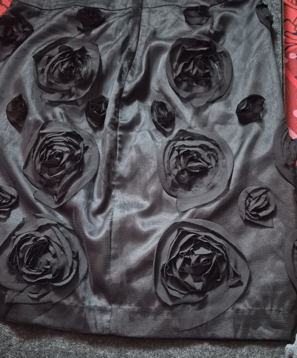 Stylish Black Skirt with Floral Appliqué